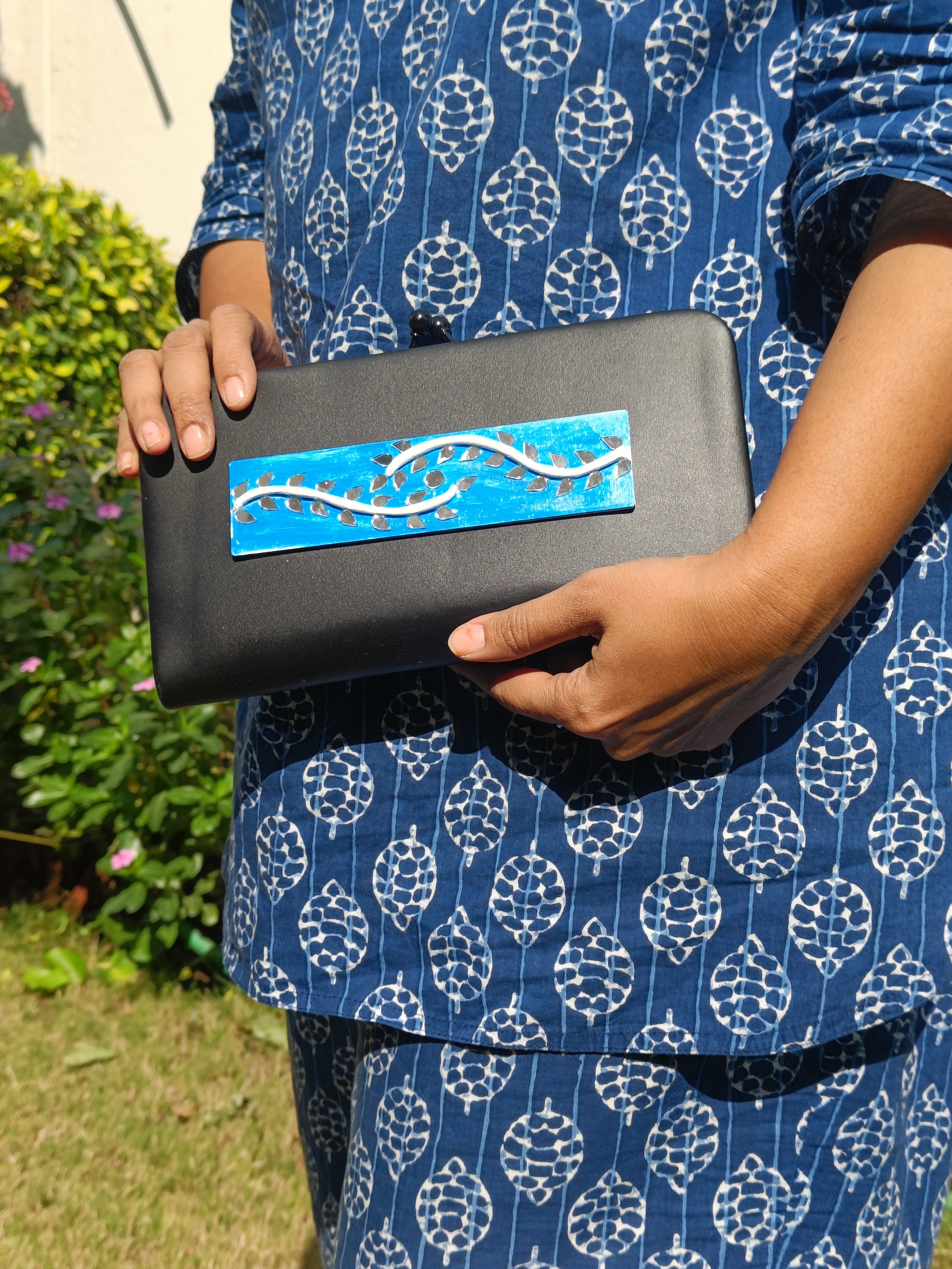 Handmade Lippan Art Mirror Work Clutch Bag – Traditional Kutch Mud Art Festive Evening Purse with Sling Chain